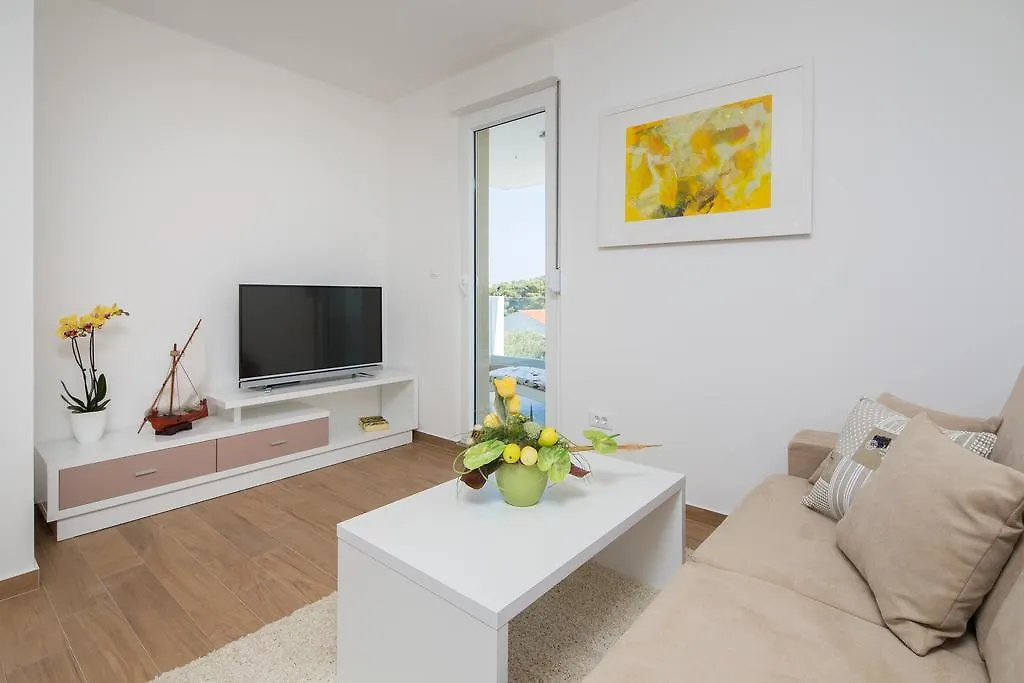 Apartments Alba Slatine 0*,
